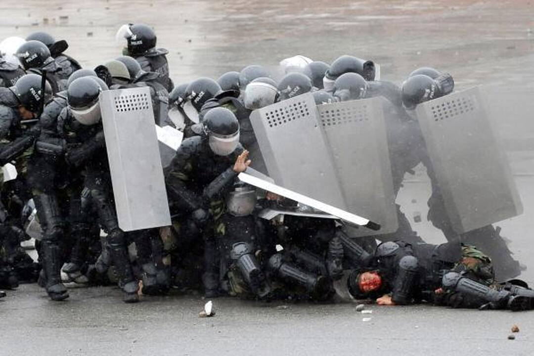 Riaušės Kirgizijoje: sumuštas ministras, šaudoma į protestuotojus (papildyta)