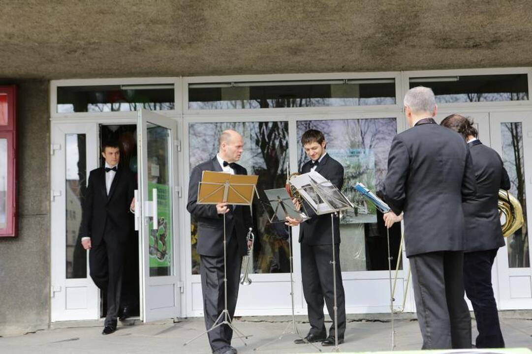 Klaipėdos valstybinis muzikinis teatras pasveikino miestiečius 