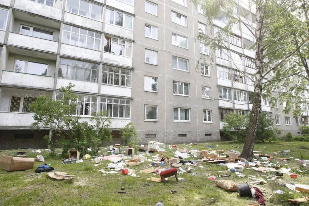 Psichikos ligonis Klaipėdoje visą naktį iš 9 aukšto mėtė daiktus