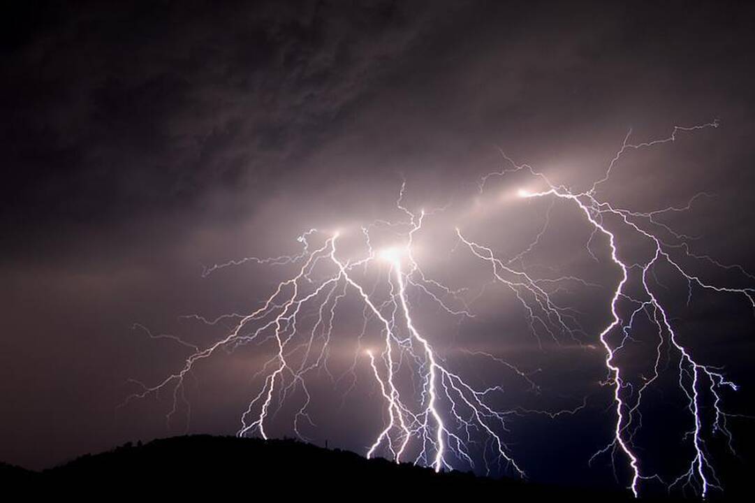 Lenkų porą Rumunijoje nutrenkė žaibas
