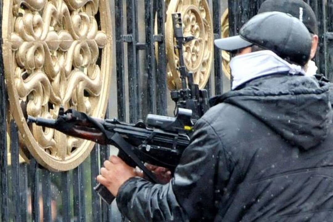 Riaušės Kirgizijoje: sumuštas ministras, šaudoma į protestuotojus (papildyta)