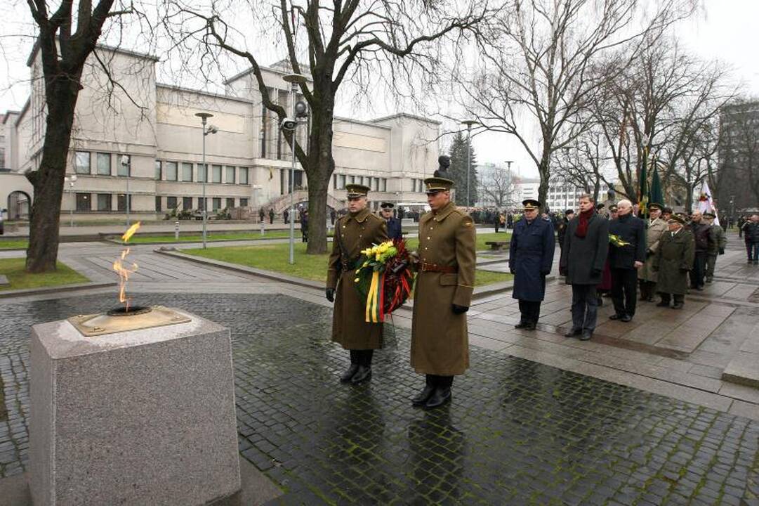 Nežinomo kareivio kapą nuklojo glėbiai gėlių