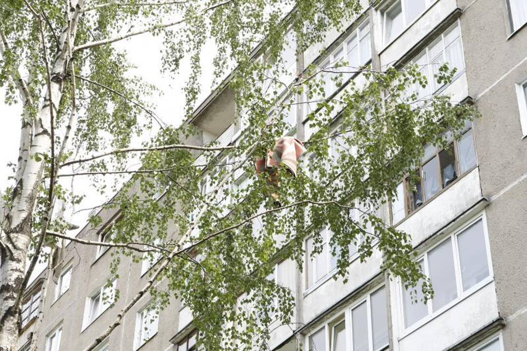 Psichikos ligonis Klaipėdoje visą naktį iš 9 aukšto mėtė daiktus