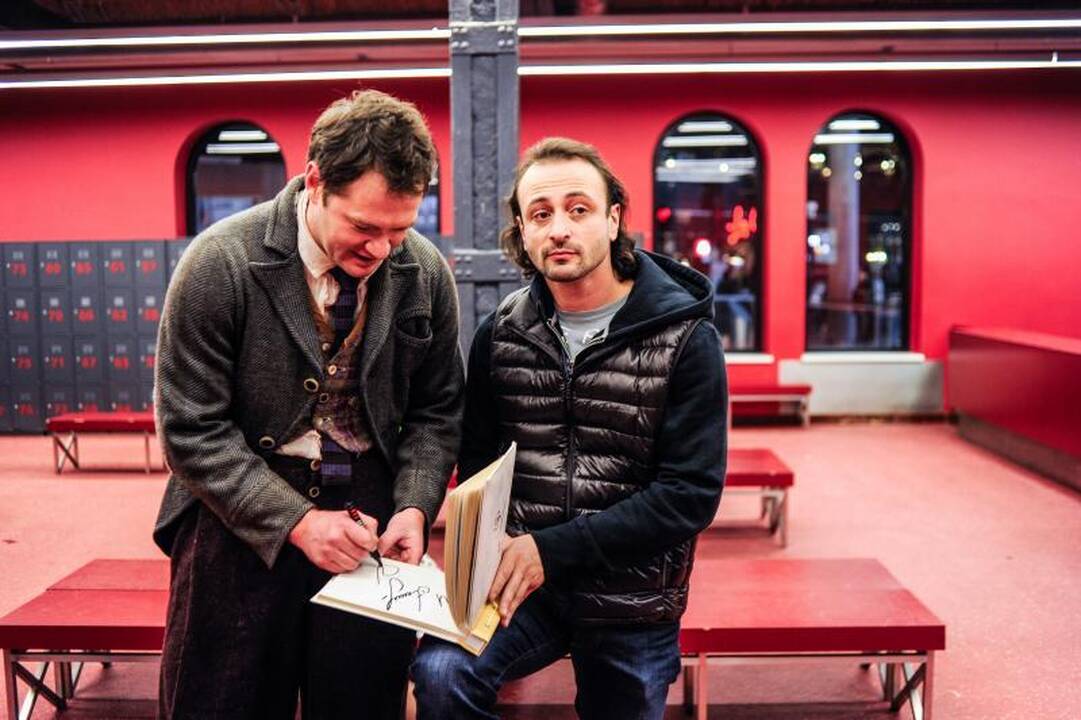 Brangiausio šou ant ledo žvaigždes užpuolė autografų medžiotojai