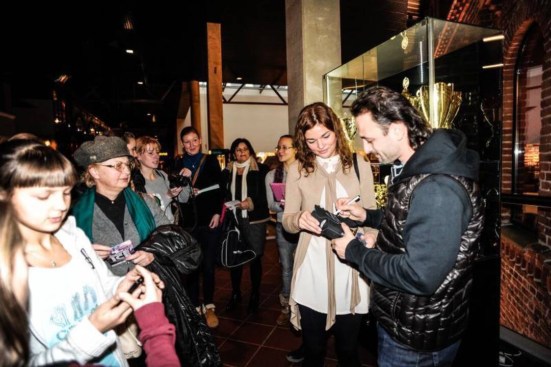 Brangiausio šou ant ledo žvaigždes užpuolė autografų medžiotojai