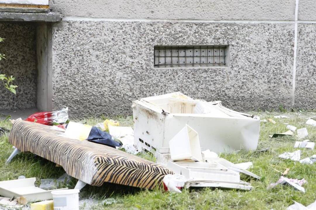 Psichikos ligonis Klaipėdoje visą naktį iš 9 aukšto mėtė daiktus