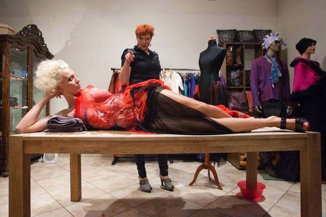 Per kelias valandas iš 10 kg vilnos ant moters „nulipdyta“ suknelė
