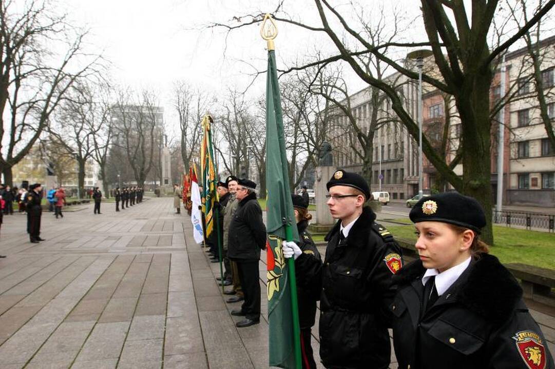Nežinomo kareivio kapą nuklojo glėbiai gėlių