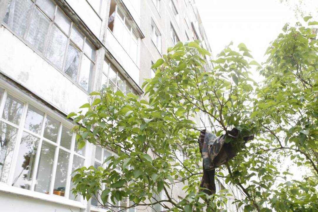 Psichikos ligonis Klaipėdoje visą naktį iš 9 aukšto mėtė daiktus