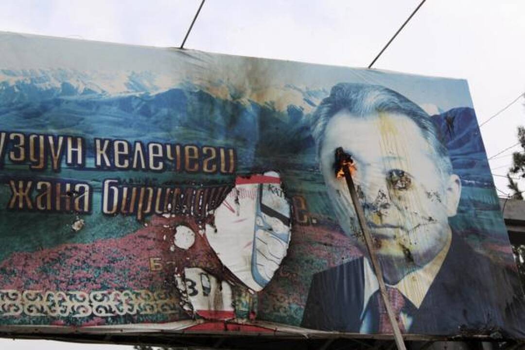 Riaušės Kirgizijoje: sumuštas ministras, šaudoma į protestuotojus (papildyta)