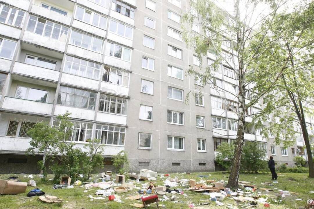 Psichikos ligonis Klaipėdoje visą naktį iš 9 aukšto mėtė daiktus