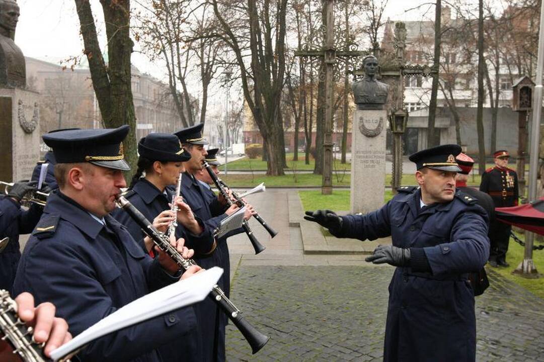 Nežinomo kareivio kapą nuklojo glėbiai gėlių