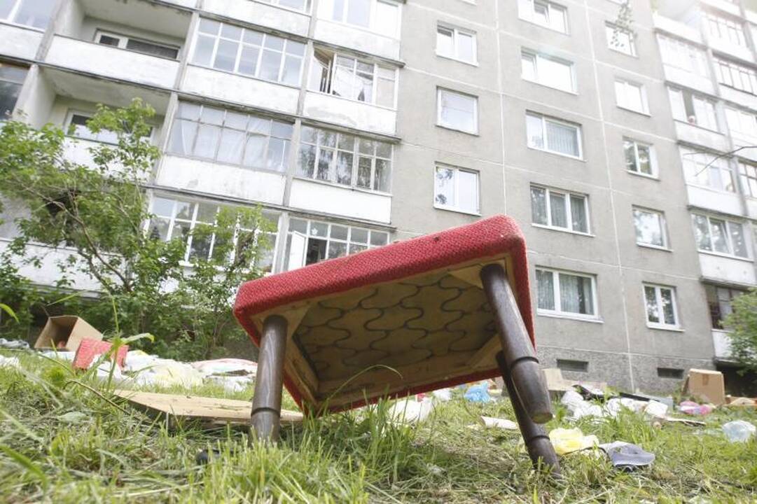 Psichikos ligonis Klaipėdoje visą naktį iš 9 aukšto mėtė daiktus
