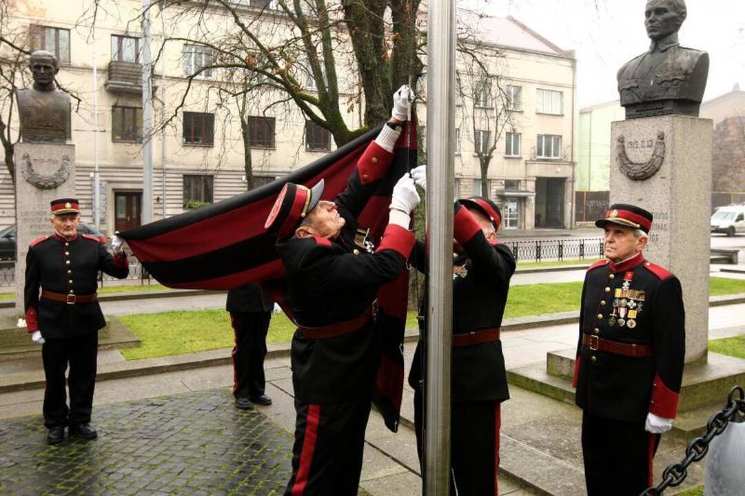 Nežinomo kareivio kapą nuklojo glėbiai gėlių