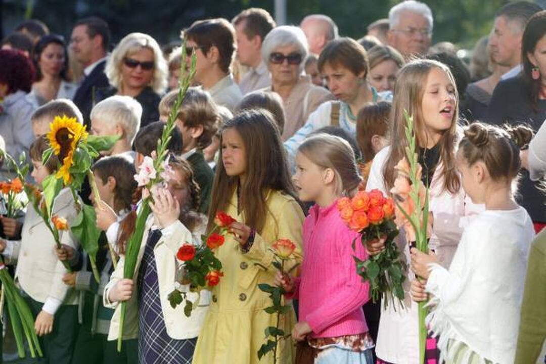 Rugsėjo 1-oji: „Antakalnio" vidurinėje nutūpė V.Ramoškos angelai
