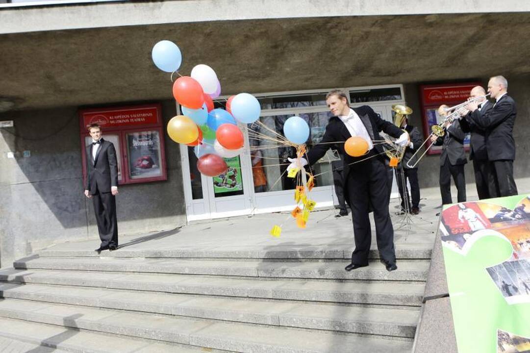 Klaipėdos valstybinis muzikinis teatras pasveikino miestiečius 