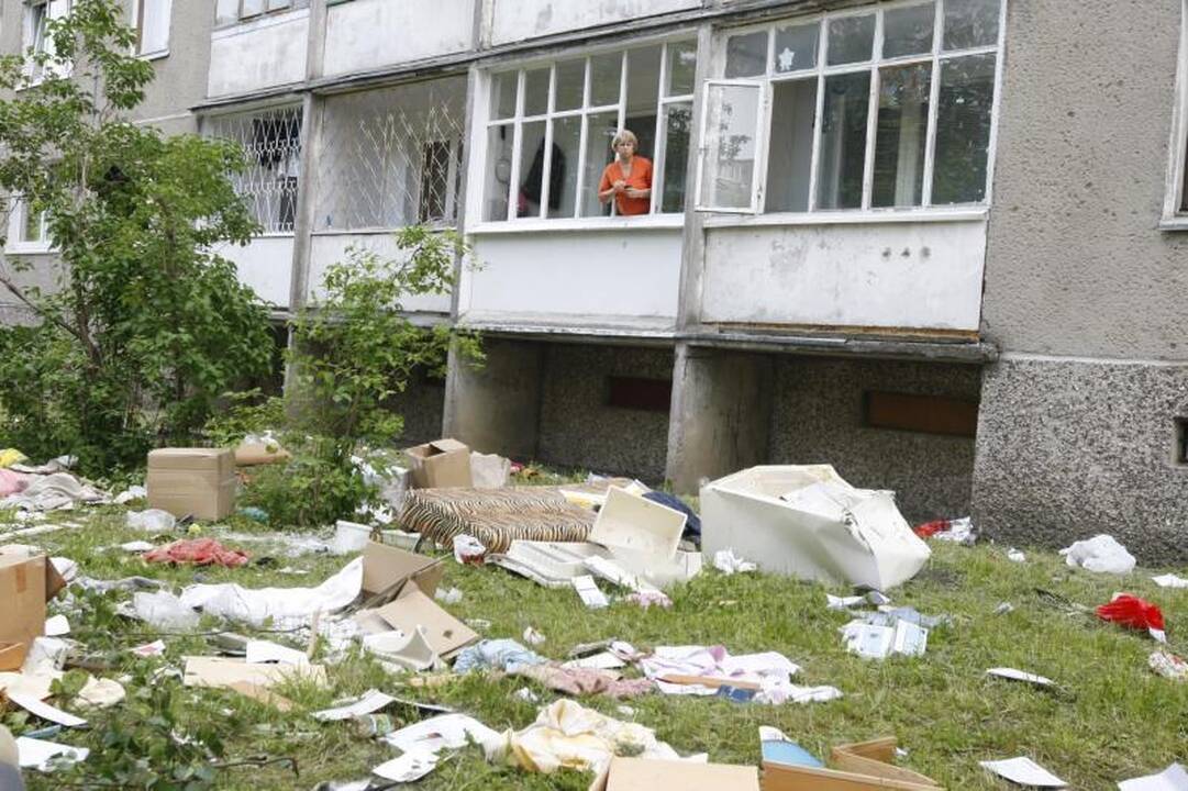 Psichikos ligonis Klaipėdoje visą naktį iš 9 aukšto mėtė daiktus