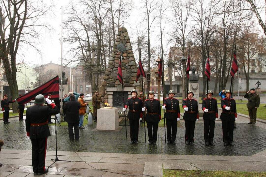 Nežinomo kareivio kapą nuklojo glėbiai gėlių