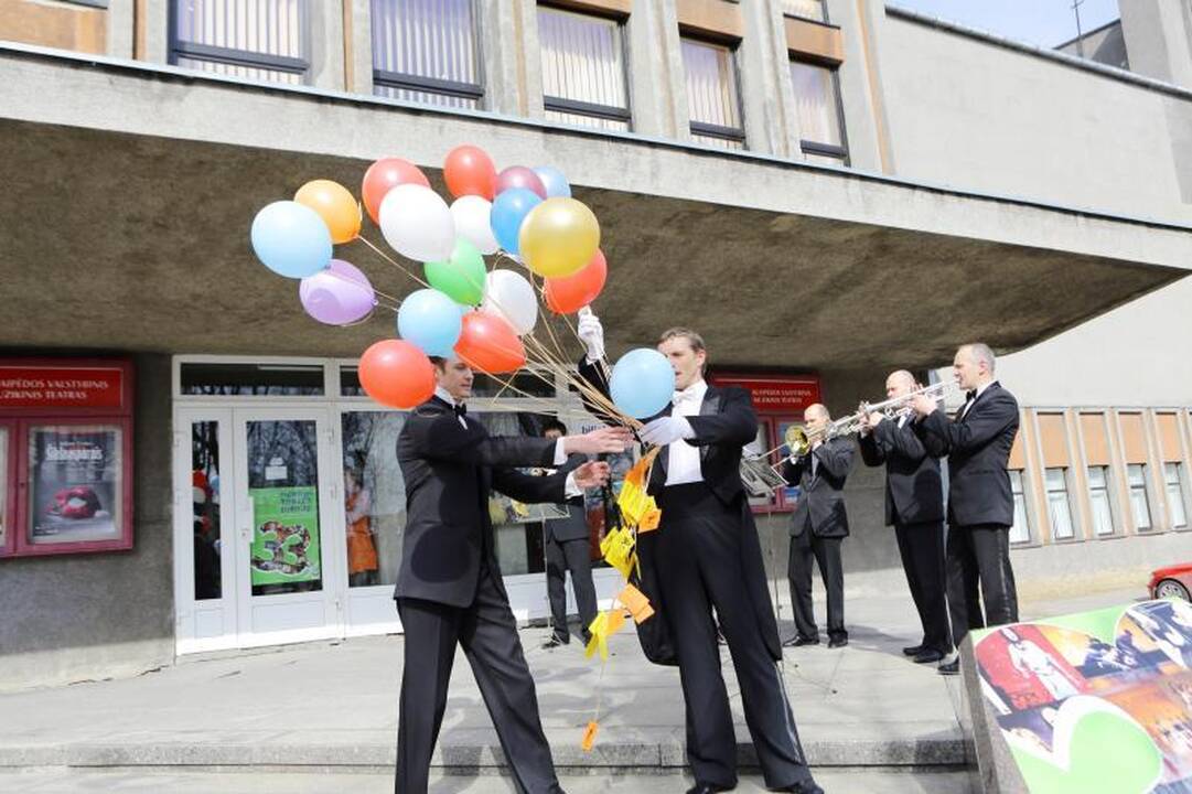 Klaipėdos valstybinis muzikinis teatras pasveikino miestiečius 