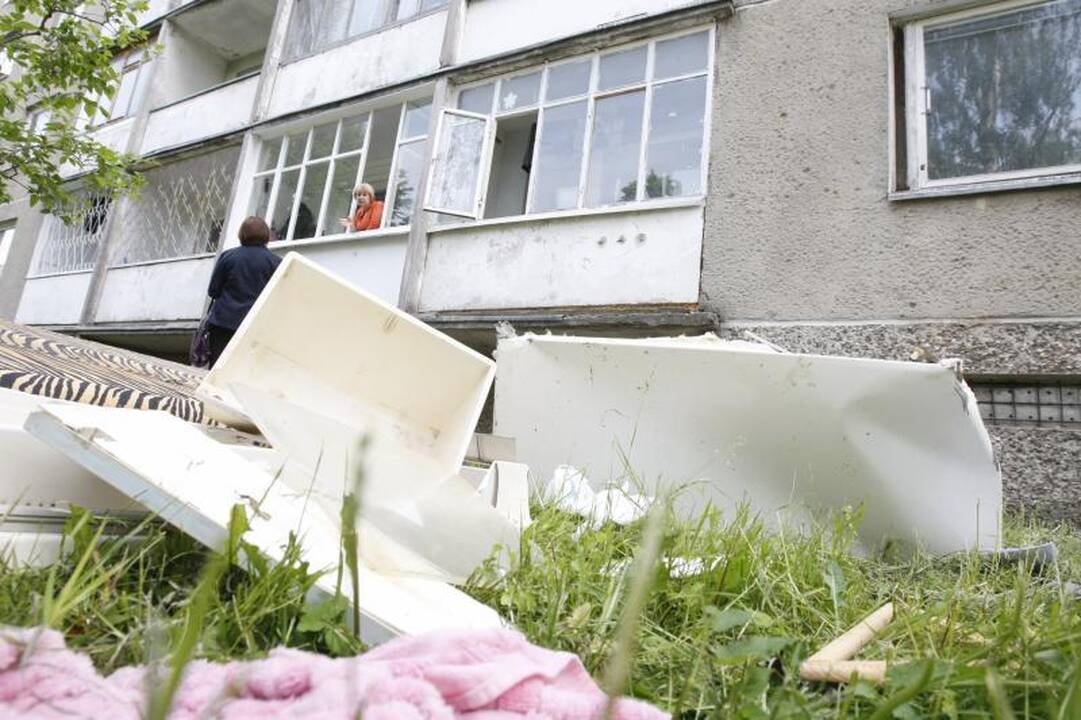 Psichikos ligonis Klaipėdoje visą naktį iš 9 aukšto mėtė daiktus