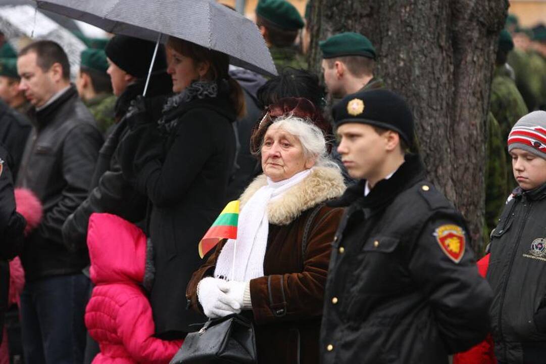 Nežinomo kareivio kapą nuklojo glėbiai gėlių
