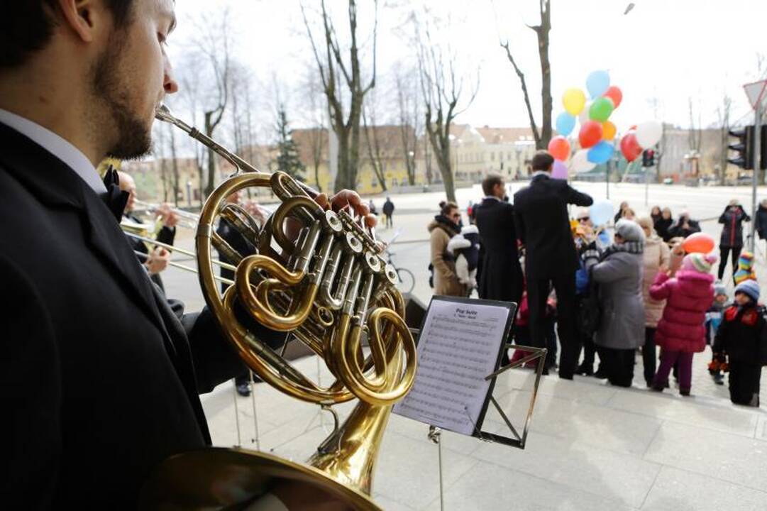 Klaipėdos valstybinis muzikinis teatras pasveikino miestiečius 