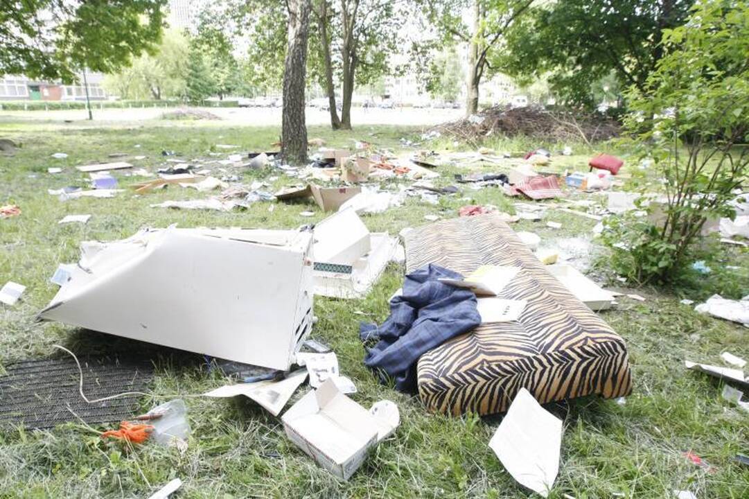 Psichikos ligonis Klaipėdoje visą naktį iš 9 aukšto mėtė daiktus