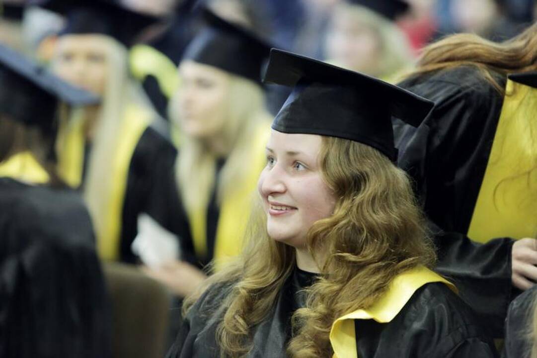 Šventė KU: socialinių mokslų studentams įteikti diplomai