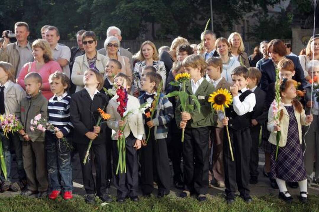 Rugsėjo 1-oji: „Antakalnio" vidurinėje nutūpė V.Ramoškos angelai