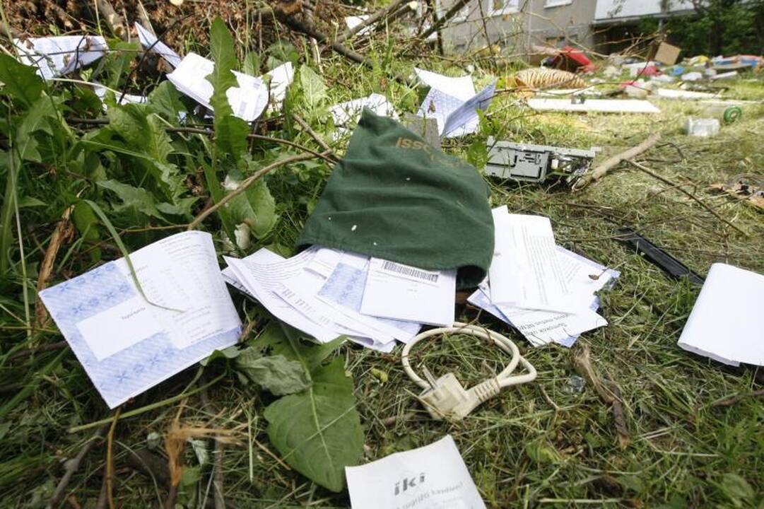 Psichikos ligonis Klaipėdoje visą naktį iš 9 aukšto mėtė daiktus