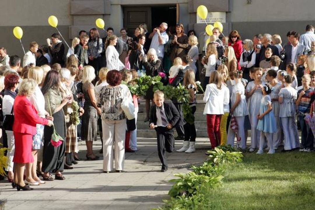 Rugsėjo 1-oji: „Antakalnio" vidurinėje nutūpė V.Ramoškos angelai