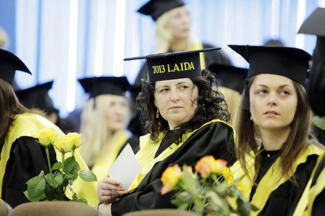 Šventė KU: socialinių mokslų studentams įteikti diplomai