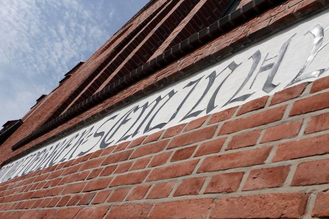 KU Pedagogikos fakulteto mūrą papuošė restauratorių radiniai
