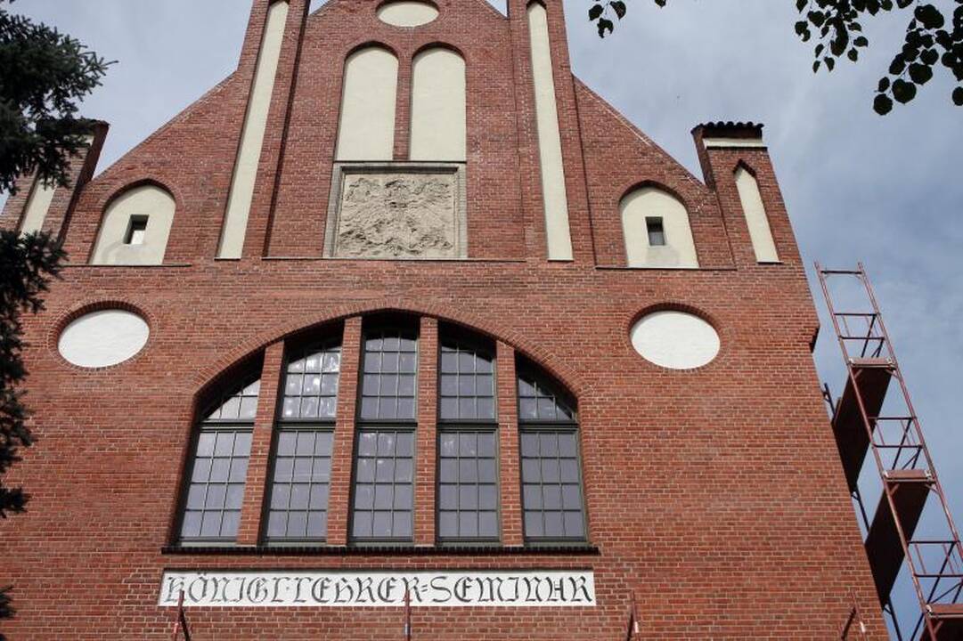 KU Pedagogikos fakulteto mūrą papuošė restauratorių radiniai