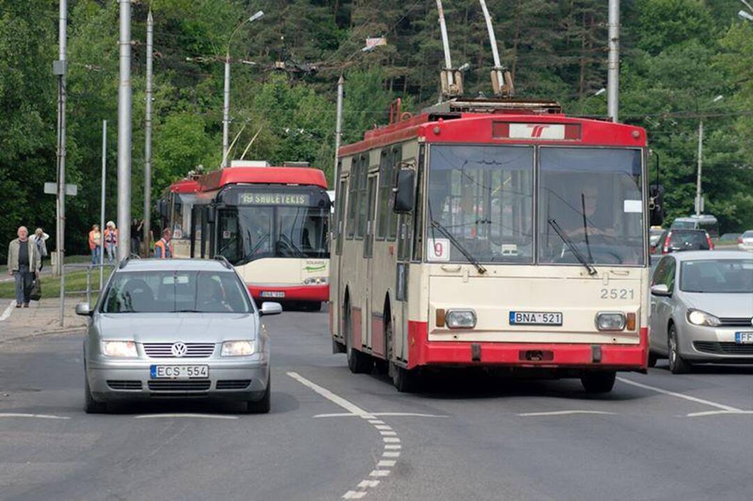 Vilniuje valandą buvo paralyžiuotas troleibusų eismas