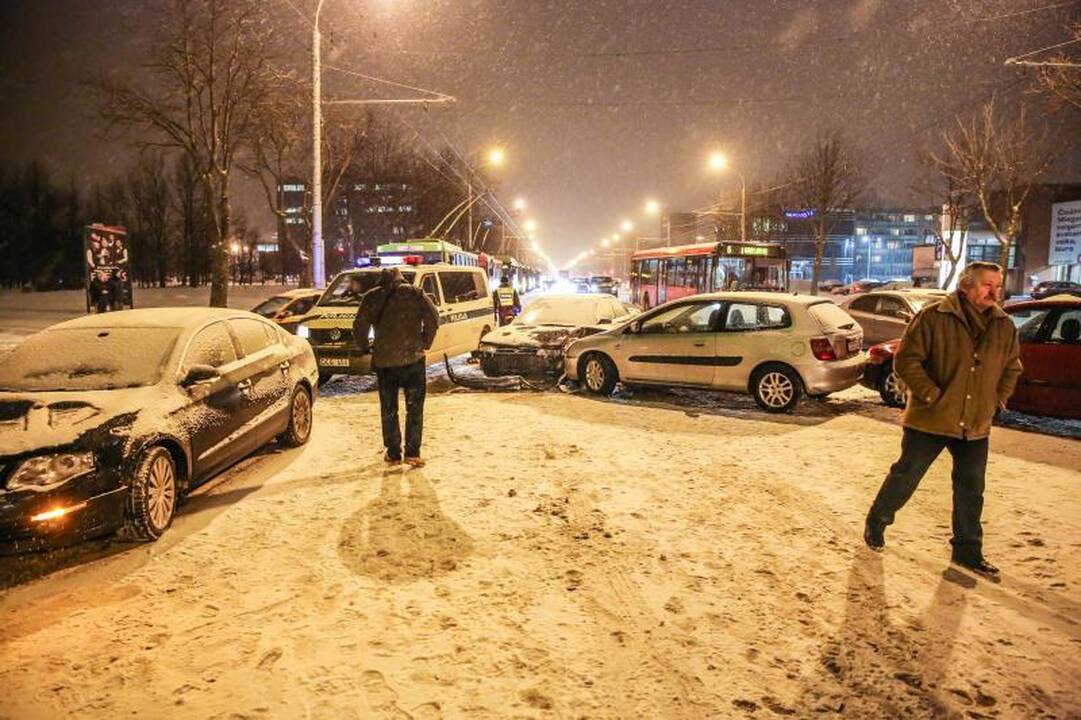 Savanorių prospekte susidūrė keturi automobiliai ir troleibusas