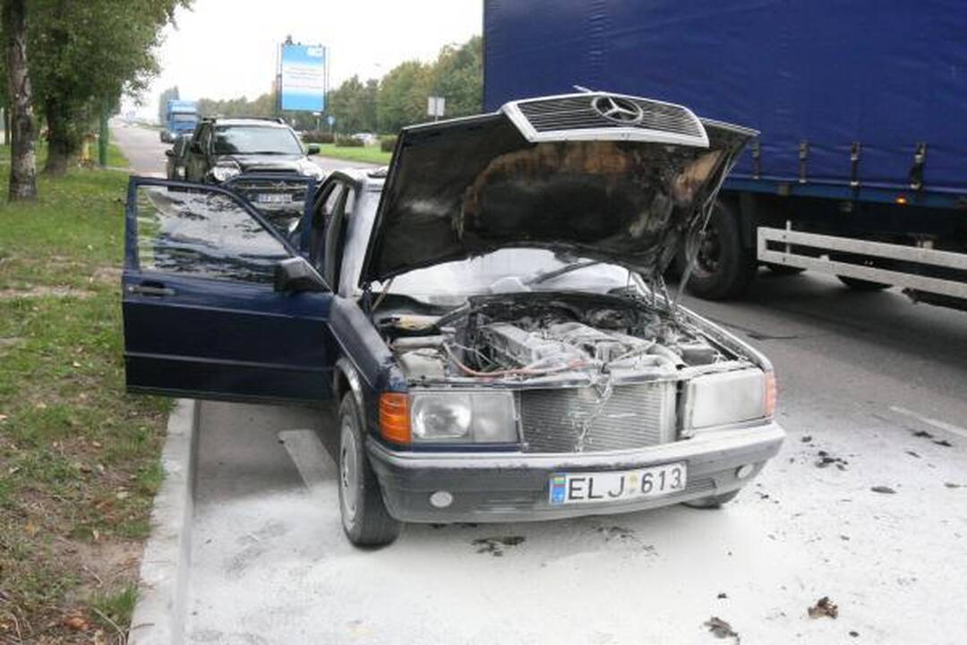 Klaipėdoje liepsnojo du automobiliai