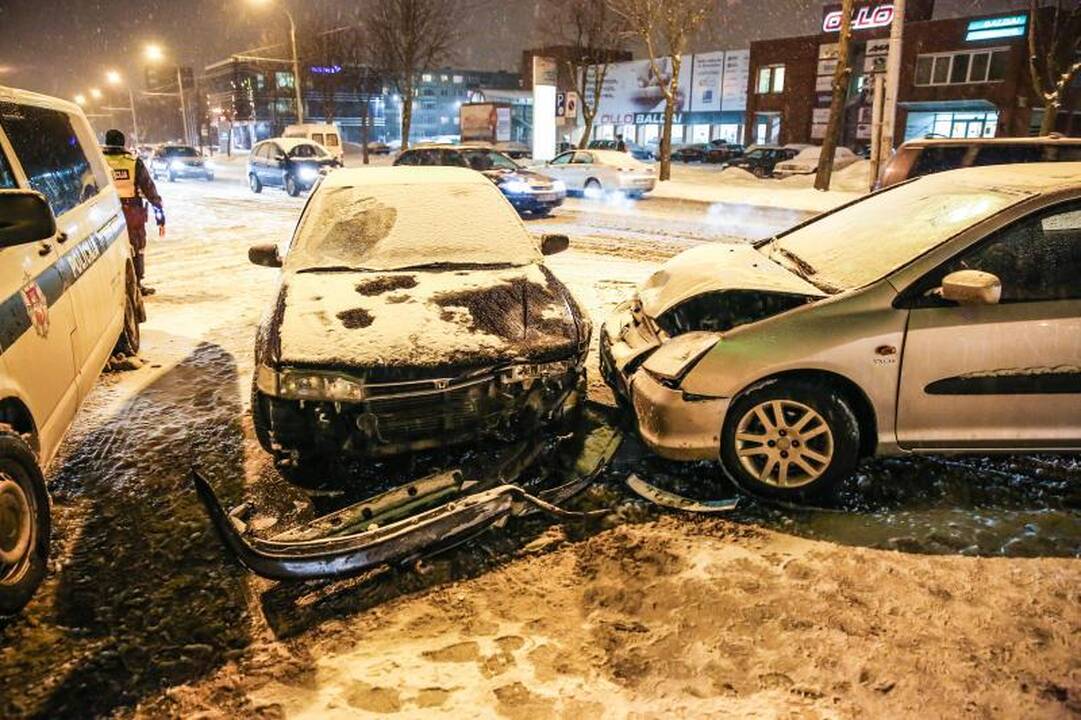 Savanorių prospekte susidūrė keturi automobiliai ir troleibusas