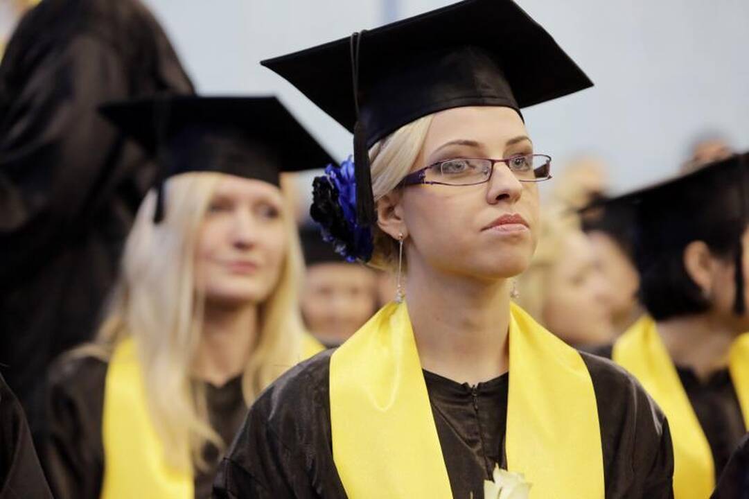Šventė KU: socialinių mokslų studentams įteikti diplomai