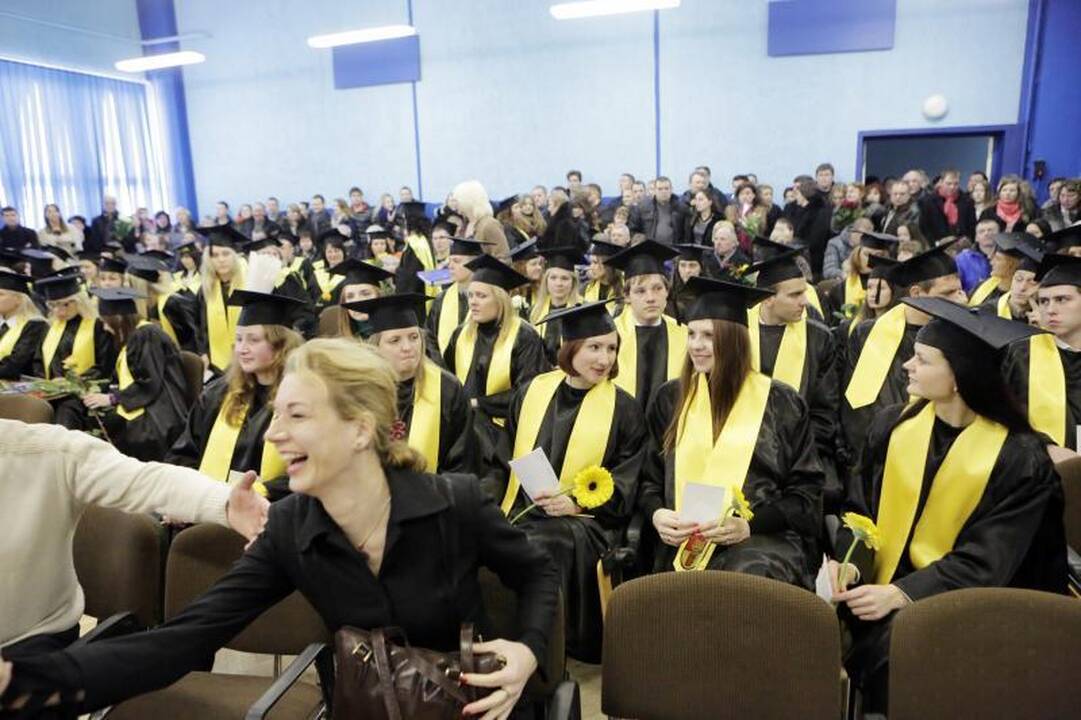 Šventė KU: socialinių mokslų studentams įteikti diplomai