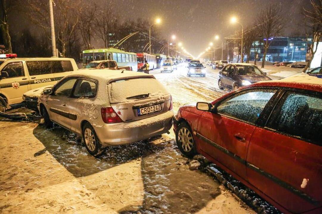Savanorių prospekte susidūrė keturi automobiliai ir troleibusas