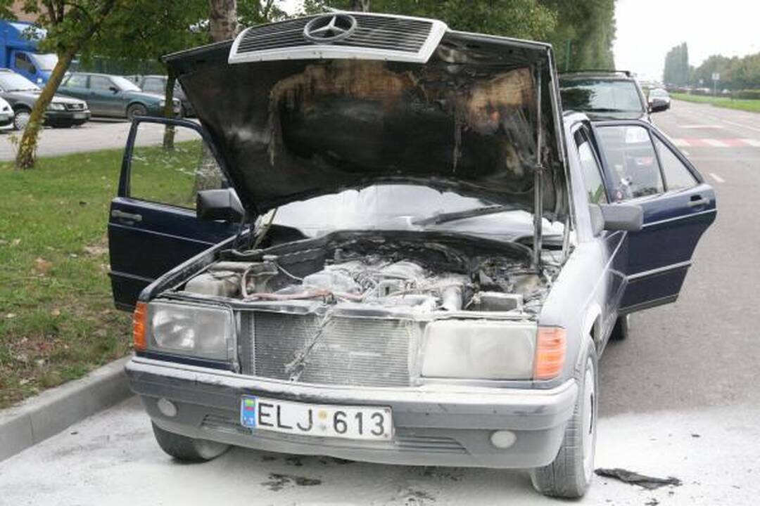 Klaipėdoje liepsnojo du automobiliai