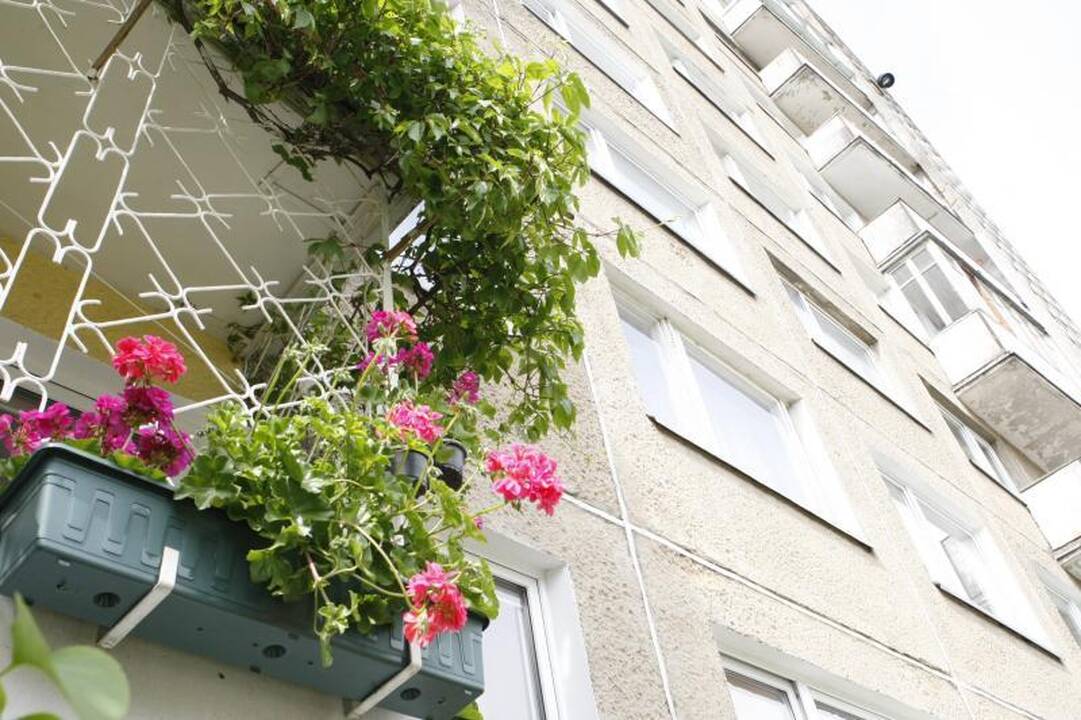 Psichikos ligonis Klaipėdoje visą naktį iš 9 aukšto mėtė daiktus