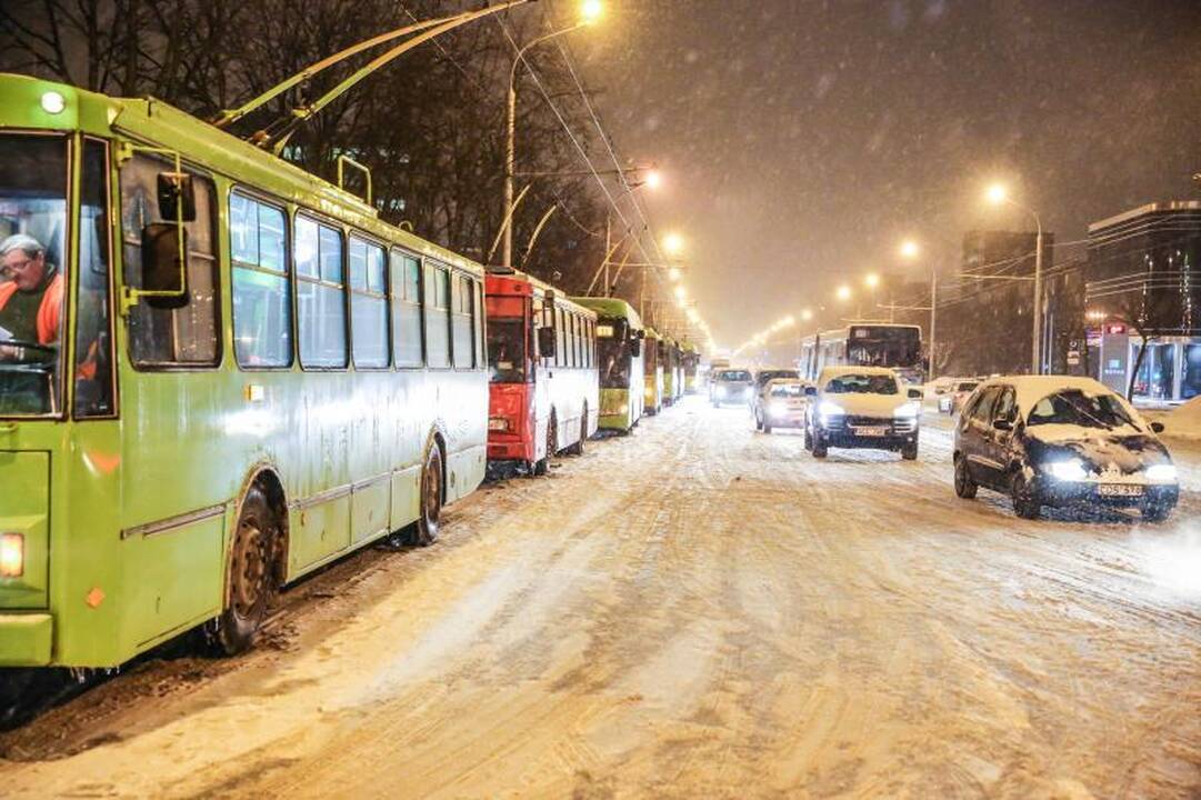 Savanorių prospekte susidūrė keturi automobiliai ir troleibusas
