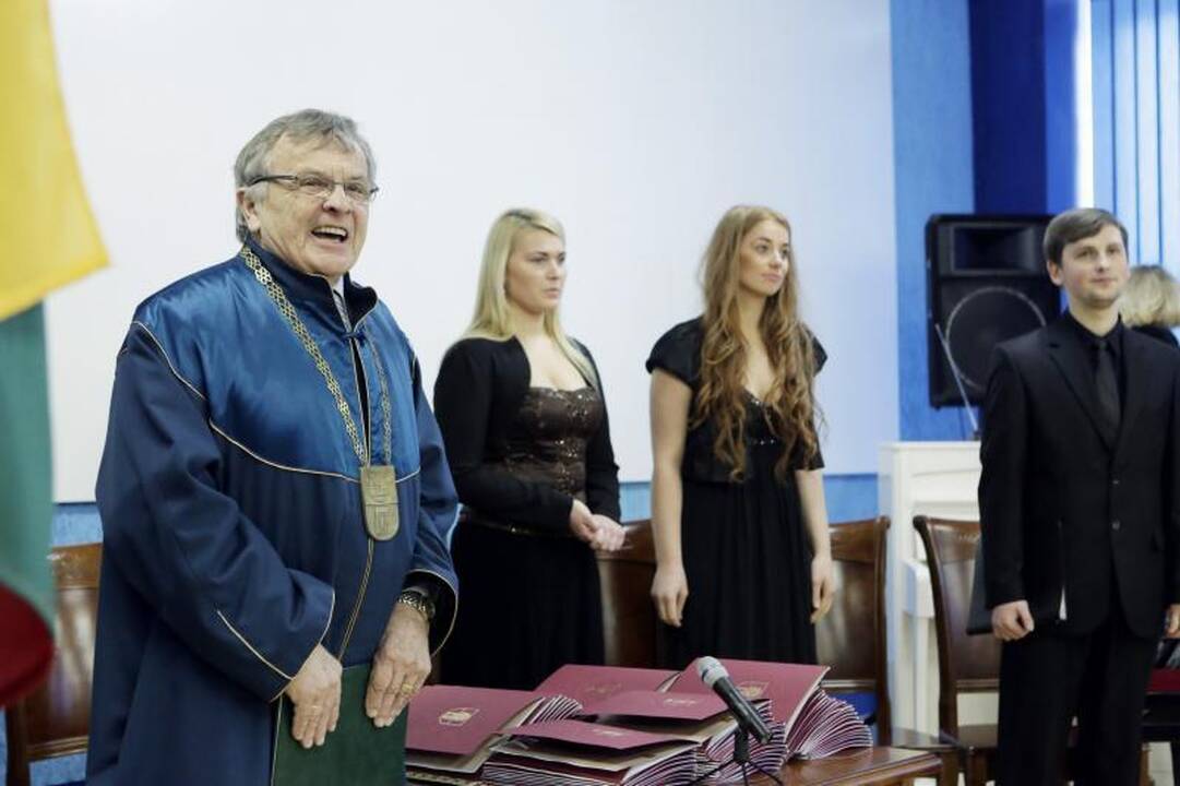 Šventė KU: socialinių mokslų studentams įteikti diplomai
