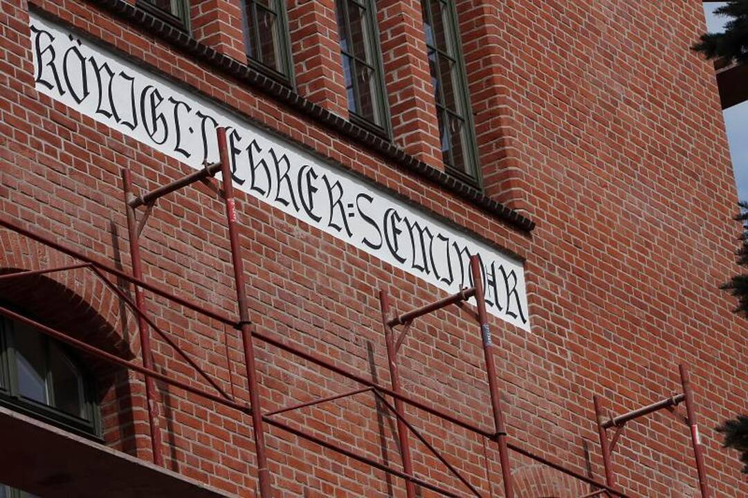 KU Pedagogikos fakulteto mūrą papuošė restauratorių radiniai