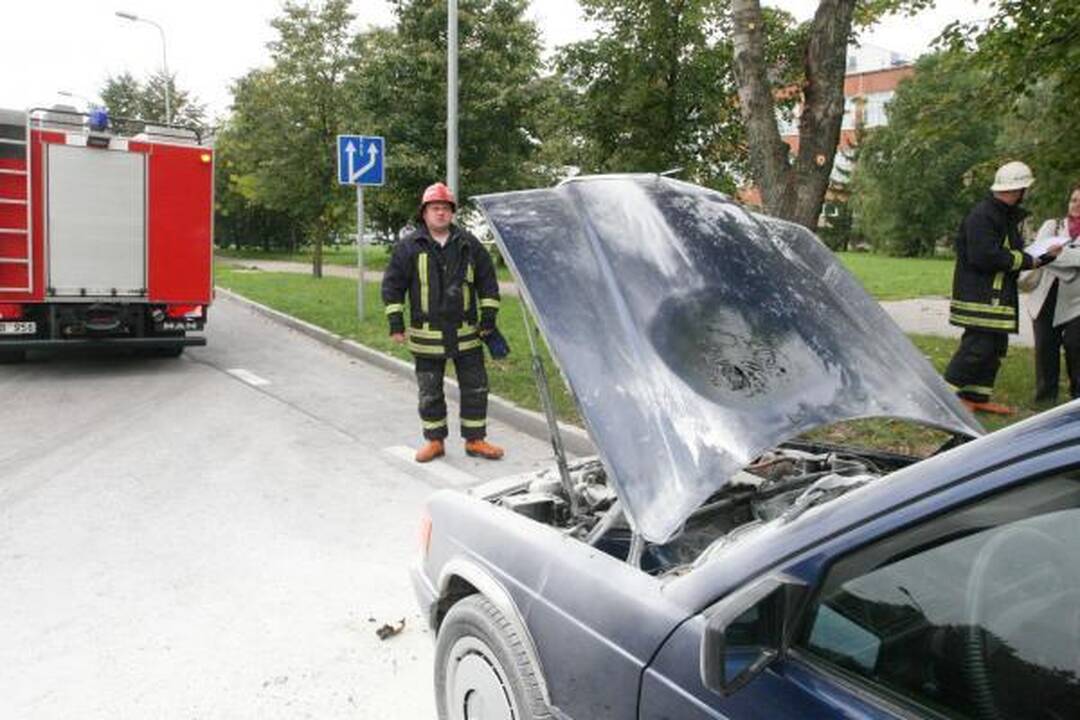 Klaipėdoje liepsnojo du automobiliai