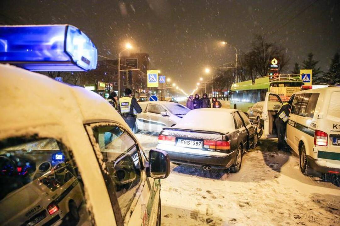 Savanorių prospekte susidūrė keturi automobiliai ir troleibusas