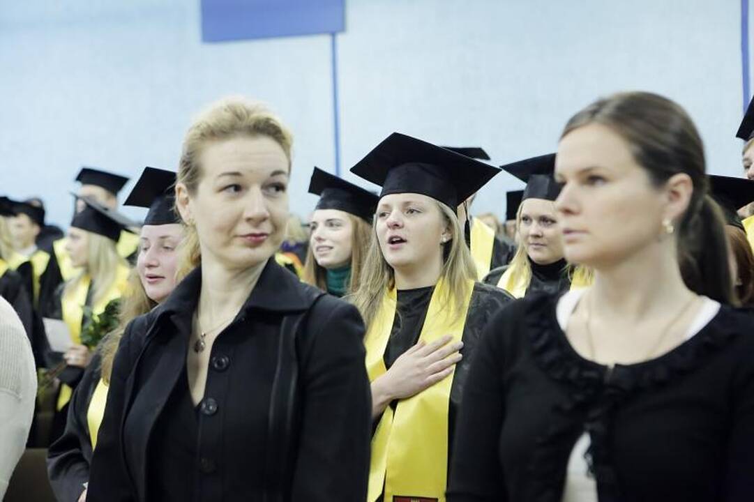 Šventė KU: socialinių mokslų studentams įteikti diplomai