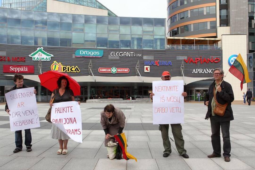 Suvenyrų prekeiviai Pilies g. turės užleisti dar vieną paviljoną